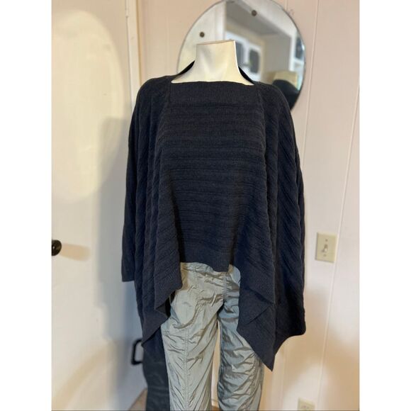 Lululemon Forward Flow Poncho in Heathered Black OS - Picture 5 of 8